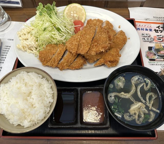 定食屋の定食（とんかつ・ご飯・味噌汁）